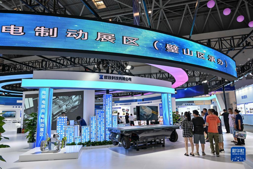 9月4日，觀眾在2023智博會(huì)“電驅(qū)、電轉(zhuǎn)向、電制動(dòng)”展區(qū)參觀。當(dāng)日，為期三天的2023中國國際智能產(chǎn)業(yè)博覽會(huì)在重慶國際博覽中心拉開帷幕。本屆智博會(huì)圍繞智能網(wǎng)聯(lián)新能源汽車、智能裝備及智能制造、新一代信息技術(shù)、智慧城市四大專業(yè)板塊開展系列活動(dòng)。新華社記者 王全超 攝