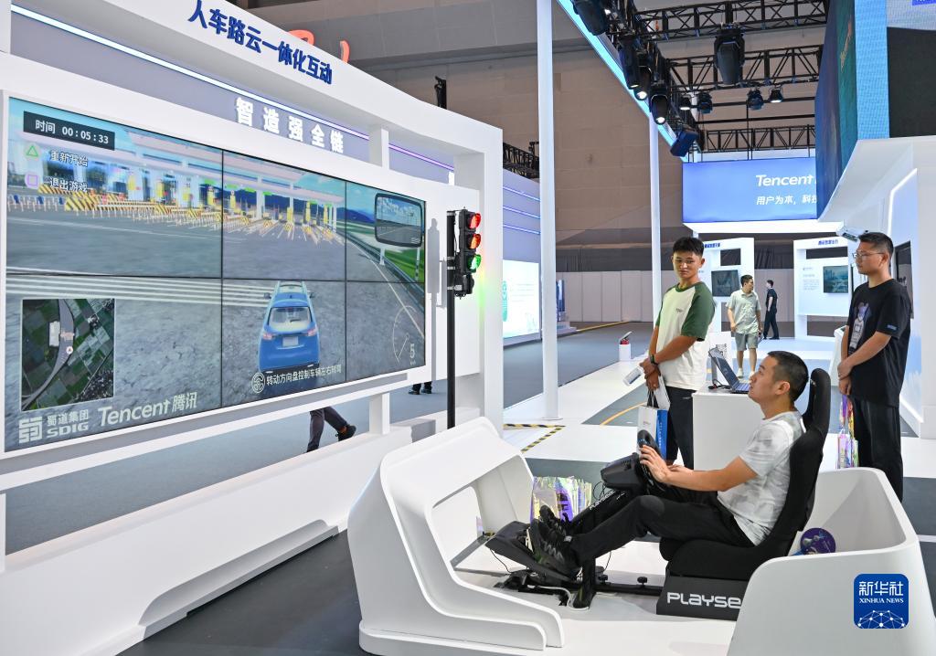 9月4日，觀眾在2023智博會(huì)騰訊展廳體驗(yàn)人車路云一體化互動(dòng)。新華社記者 王全超 攝