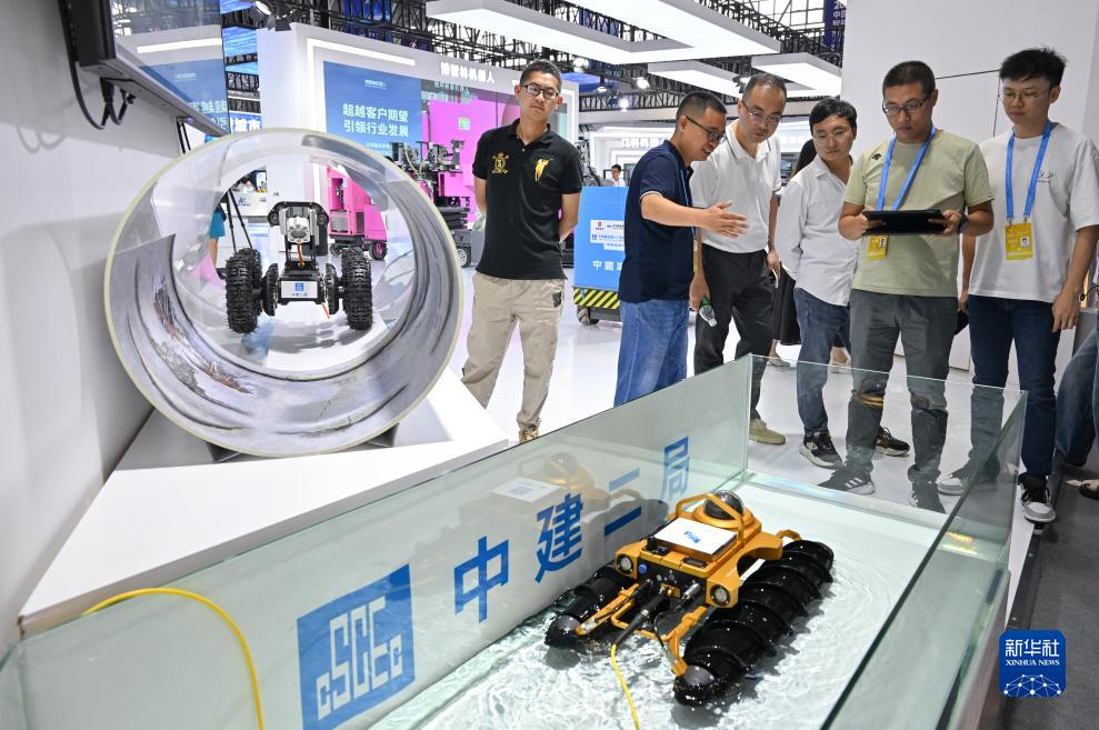 9月4日，觀眾在智博會(huì)上參觀中建二局展示的管道非開挖智能檢測“浮水機(jī)器人”。新華社記者 王全超 攝