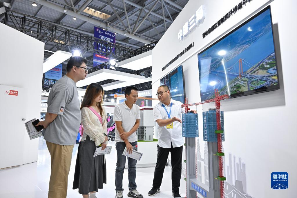 9月4日，觀眾在智博會(huì)上參觀中建三局展示的空中造塔機(jī)。新華社記者 王全超 攝