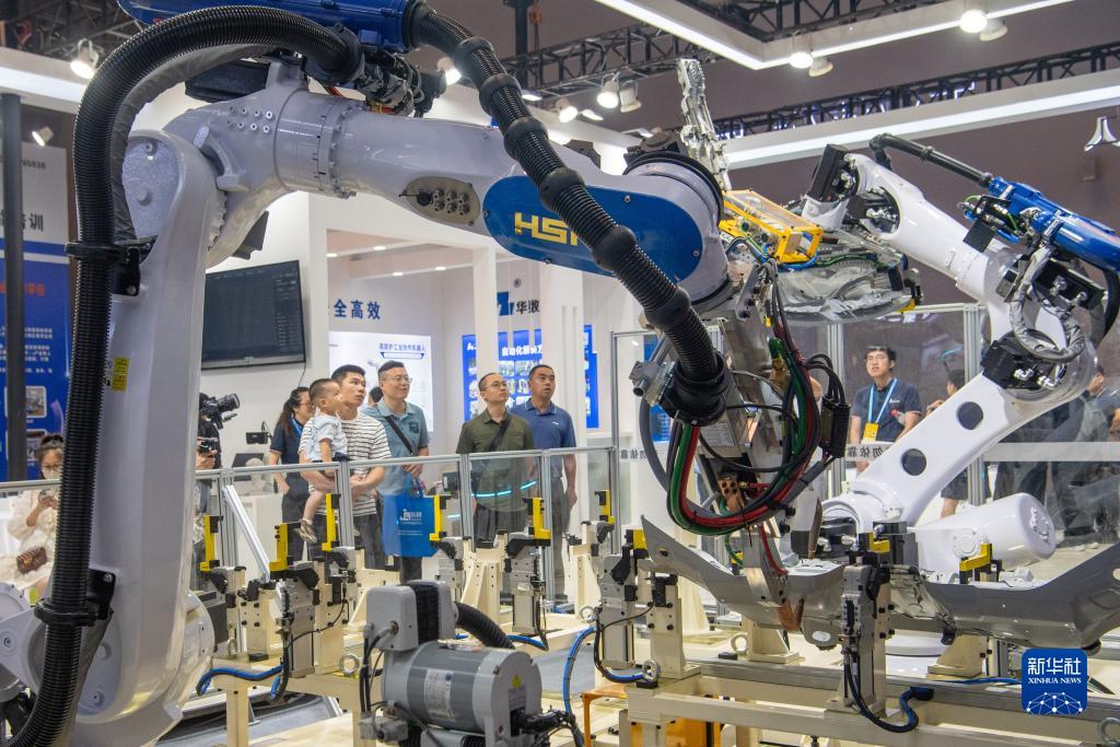 9月4日，在2023智博會(huì)華數(shù)機(jī)器人展廳，嘉賓參觀機(jī)器人工作設(shè)備。新華社記者 唐奕 攝